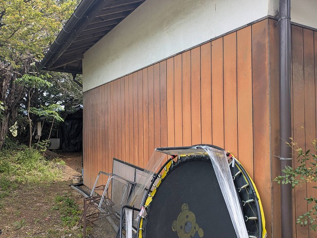 側面の退色した木製外壁
